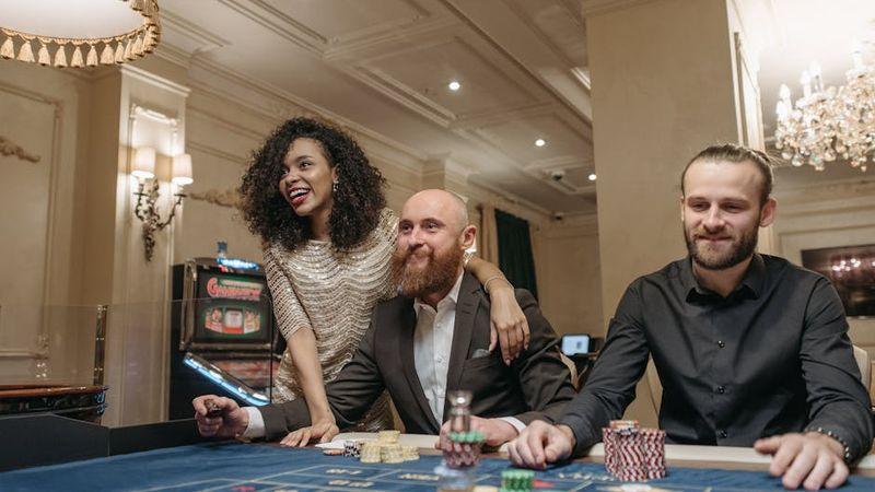 Dealer chuyên nghiệp tạo không khí chân thực